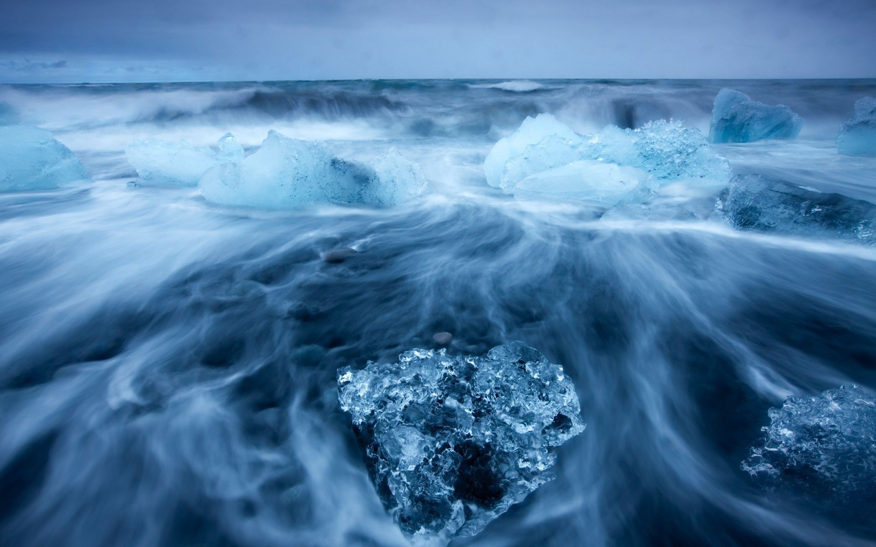 Холодная вода эффект. Северный Ледовитый океан шторм. Северный Ледовитый океан што. Ледовитый океан Айсберг. Холодный океан.