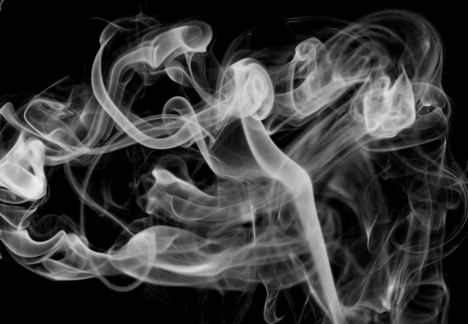 Белый смок. Сигаретный дым. Фон дымка. Дым от сигарет. Дымка на черном фоне.