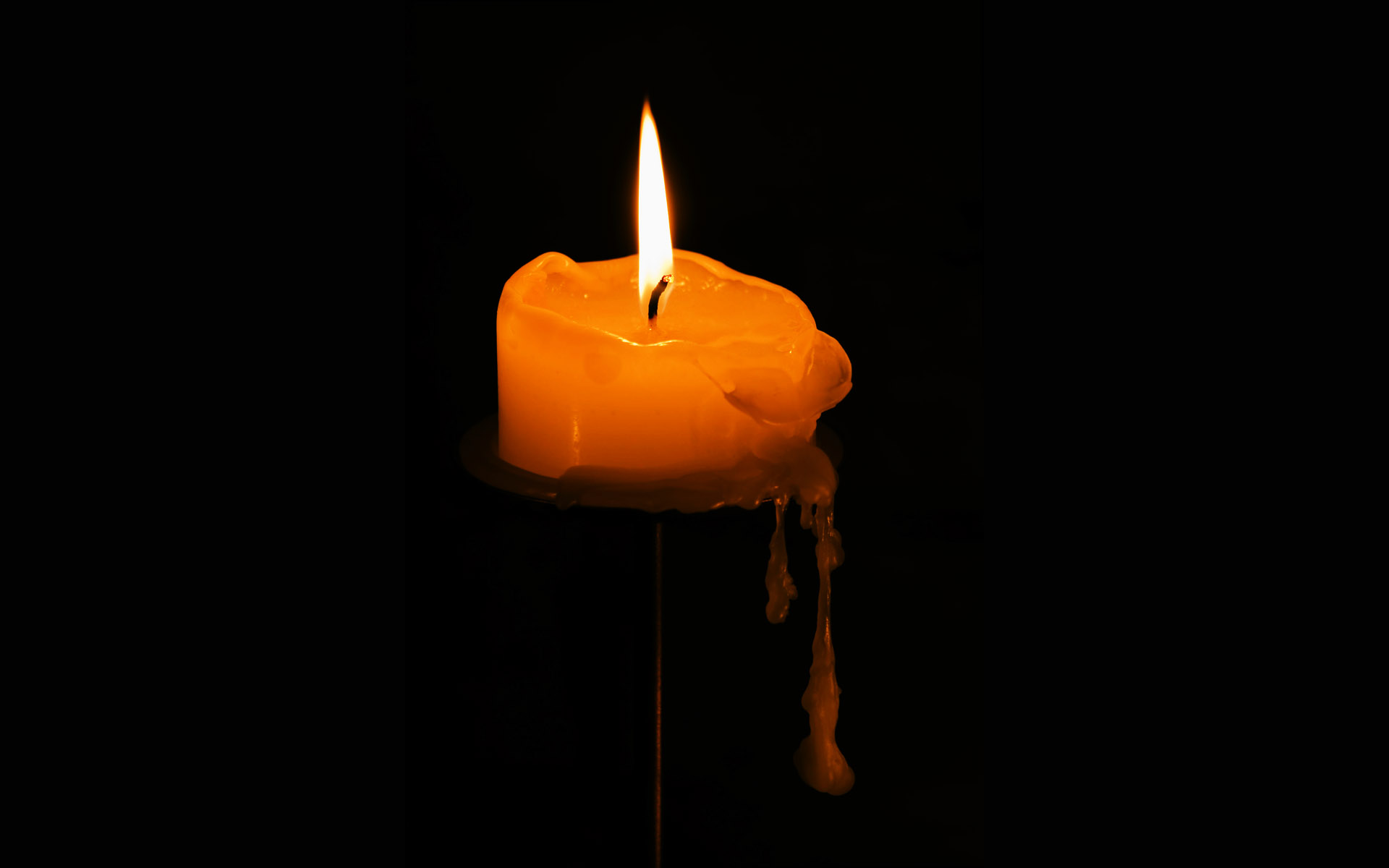 Горящая свеча 22.03 2024. Горящая свеча. Свеча на черном фоне. Свечка на черном фоне. Свеча на темном фоне.