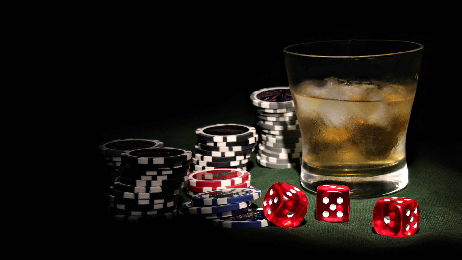Азартные игры напитки. Казино. Покер. Покер обои. Покер рабочий стол.