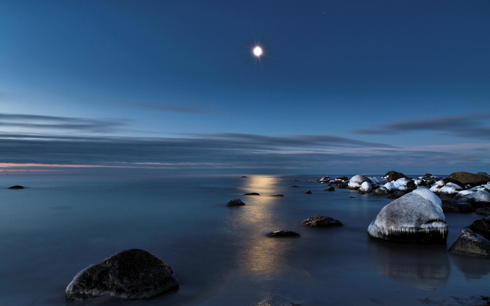 Моря океаны луны. Ночное море. Луна и море. Ночь в море. Лунный пейзаж.